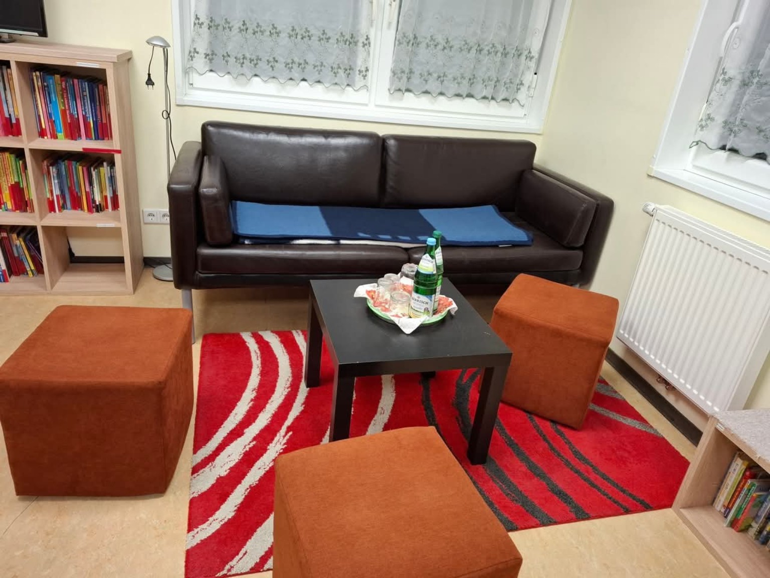 Gemütlicher Bereich mit Sofa und Bücherregalen